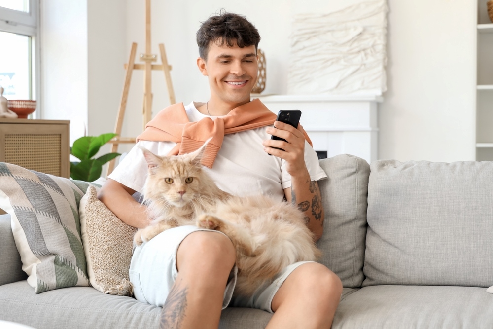 ชายหนุ่มใช้เวลาร่วมกับแมวอย่างสบายใจเพราะใช้วัสดุโซฟากันน้ำ-กันรอยข่วน.jpg