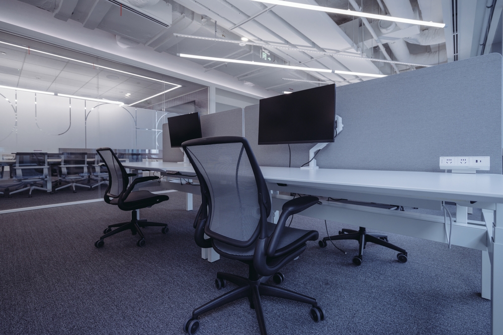โต๊ะทำงานพร้อมเก้าอี้สุขภาพ Ergonomic ในสำนักงาน