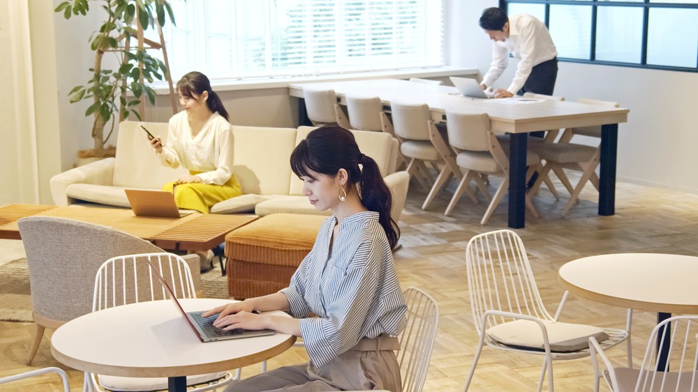 พนักงานนั่งทำงานในพื้นที่-Collaboration-Zone.jpg