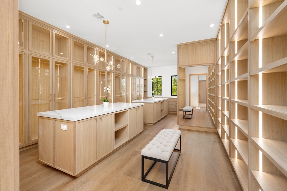 การออกแบบตู้เสื้อผ้าบิวต์อิน (Walk-in Closet) ด้วยวัสดุไม้ สร้างบรรยากาศอบอุ่น