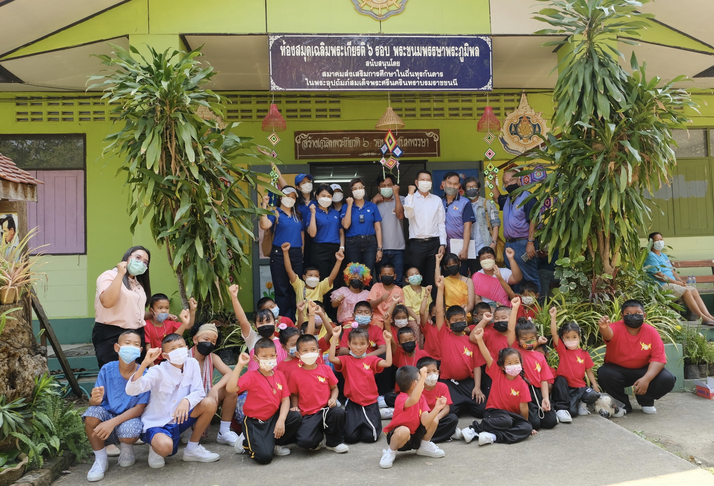 1.-กฟผ.-ร่วมกับ-โมเดอร์นฟอร์ม-มอบเฟอร์นิเจอร์.jpg