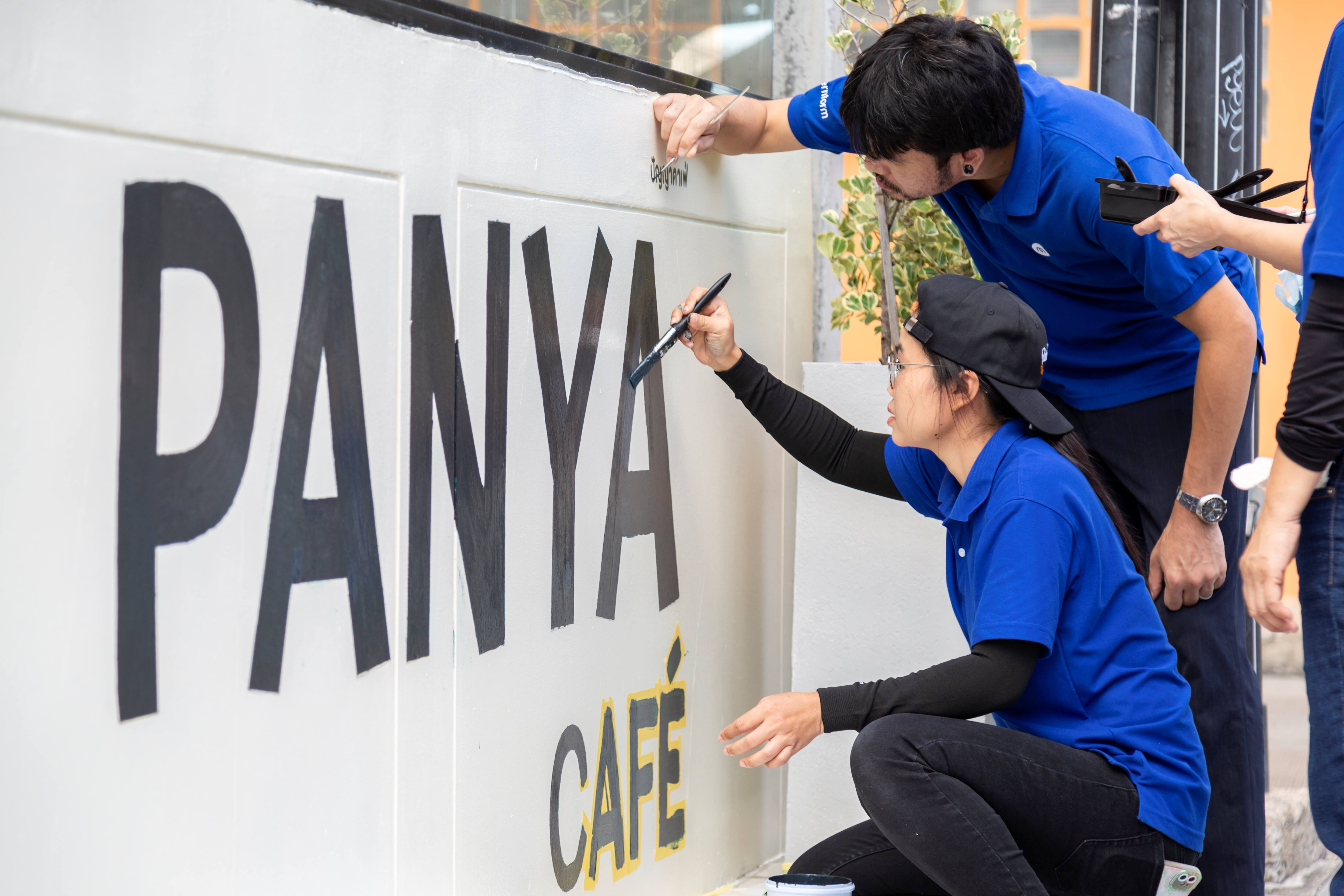 Panya-Cafe_พนักงานจิตอาสาร่วมทาสีตกแต่งร้าน-Modernform-(1).JPG